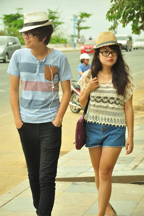 Trong đêm nhạc tại Vũng Tàu, hot boy của hit Nơi tình yêu bắt đầu chia sẻ rằng anh gặp một vài trục trặc nhỏ trên sân khấu nhưng vẫn được các fan ủng hộ nhiệt tình. Trước đó, khi biết hai thí sinh The Voice sẽ diễn tại đây, nhiều bạn trẻ đã đến từ rất sớm để mong được gặp thần tượng của họ.