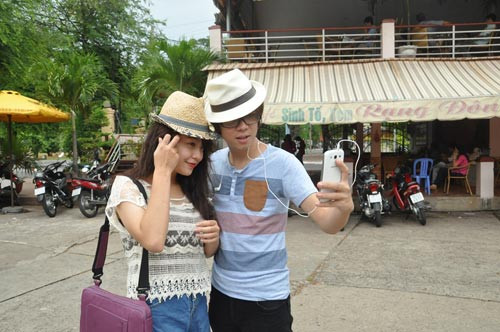 Cả Thái Trinh và Bùi Anh Tuấn đều được mời diễn trong một chương trình ở Vũng Tàu nhân dịp 2/9. Sau đêm diễn, cả hai dành một ngày nghỉ để đi chơi biển, dạo phố phường nơi đây.