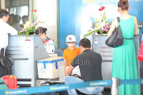 Bé Bảo Nam tỏ ra thân thiết với người yêu của mẹ. Cậu nhóc khá hiếu động nên Jennifer Phạm và bạn trai đã phải chăm sóc, dặn dò cẩn thận