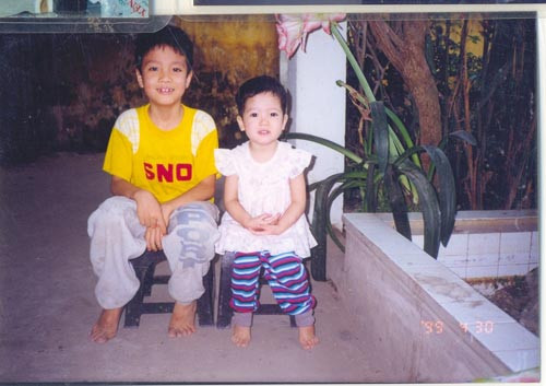 Khi Tuấn 8 tuổi, cậu chụp với em gái dễ thương. So với bây giờ, hoàng tử The Voice có nhiều nét khác với hồi còn bé. Khi Tuấn 8 tuổi, cậu chụp với em gái dễ thương. So với bây giờ, hoàng tử The Voice có nhiều nét khác với hồi còn bé.