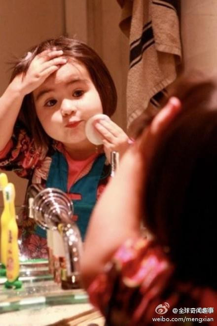 "Điệu đà quá bé ơi!", "Cô bé này lớn lên chắc điệu lắm" là comment của cư dân Facebook khi xem bức ảnh này