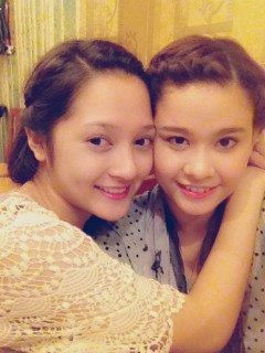 Quỳnh Anh đã bình luận cho những bức ảnh: "Vu lan đi ăn chay với em iu, lo chụp hình xì tin mà quên chụp đồ ăn...". Xem trọn bộ ảnh (Giaoduc.net.vn) Quỳnh Anh đã bình luận cho những bức ảnh: "Vu lan đi ăn chay với em iu, lo chụp hình xì tin mà quên chụp đồ ăn...". Xem trọn bộ ảnh (Giaoduc.net.vn)