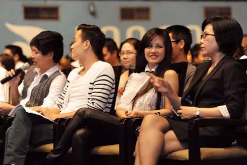 Vòng tròn của Hồng Nhung và êkíp đã trượt giải Cống Hiến trong thời gian chị đi nước ngoài sinh con. Lần này, nữ ca sĩ được "đền bù" với niềm vui ở giải thưởng mới. Vòng tròn của Hồng Nhung và êkíp đã trượt giải Cống Hiến trong thời gian chị đi nước ngoài sinh con. Lần này, nữ ca sĩ được "đền bù" với niềm vui ở giải thưởng mới.