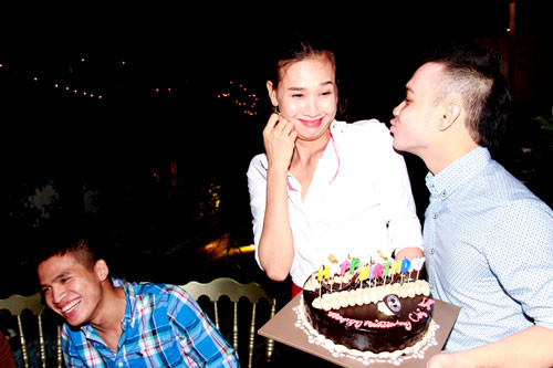 Chủ nhân luôn là tâm điểm của mọi trò đùa nghịch vui vẻ.