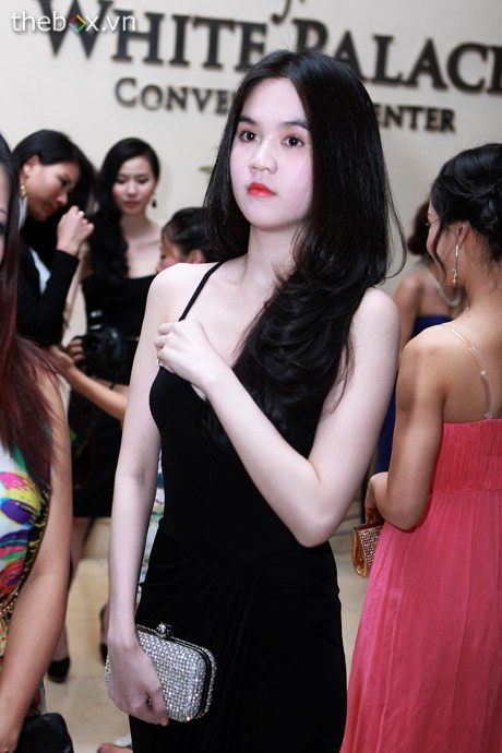 Giản đơn với mái tóc uốn nhẹ, váy dạ hội bó sát khoe đường cong, không loe loẹt trang điểm, cũng chẳng trang sức lấp lánh, Ngọc Trinh khoe vẻ đẹp tự nhiên của mình. Giản đơn với mái tóc uốn nhẹ, váy dạ hội bó sát khoe đường cong, không loe loẹt trang điểm, cũng chẳng trang sức lấp lánh, Ngọc Trinh khoe vẻ đẹp tự nhiên của mình.