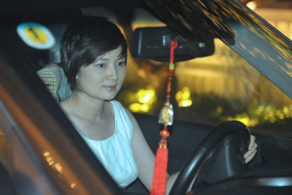 Cô tự mình lái xe tới dự event