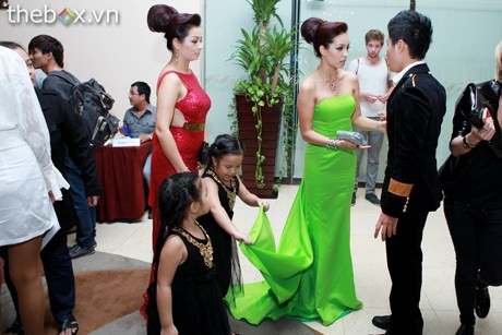 Thúy Hạnh xuất hiện cùng 2 nhóc tì dễ thương. 2 nhóc luôn chỉnh sửa lại váy cho mẹ để mẹ xinh đẹp hơn Thúy Hạnh xuất hiện cùng 2 nhóc tì dễ thương. 2 nhóc luôn chỉnh sửa lại váy cho mẹ để mẹ xinh đẹp hơn