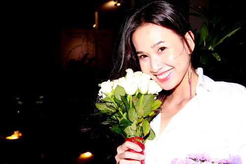 và hạnh phúc bên bó hồng tươi thắm