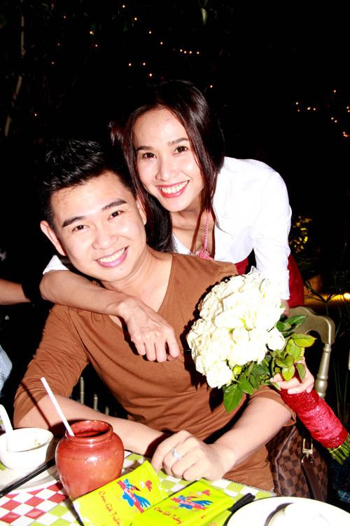 Mỹ Linh chụp hình cùng trang điểm Huỳnh Lợi. Ngoài đời họ là những người thân thiết và hiểu nhau trong công việc.