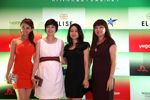 Chị em Thúy Vinh, Thúy Hiền, ca sĩ Việt My và 1 người bạn