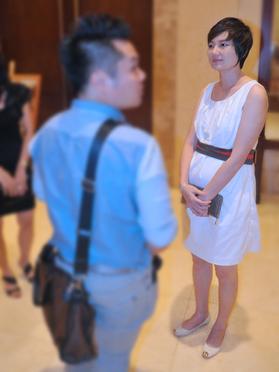 Đang mang thai con trai đầu lòng ở tháng thứ 6, Thúy Vinh khéo léo mặc chiếc váy rộng để che đi bụng bầu đang ngày một lớn dần.