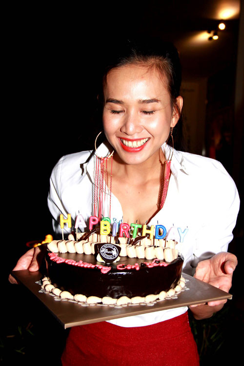 Cô nàng nhắm mắt cầu chúc cho tuổi mới