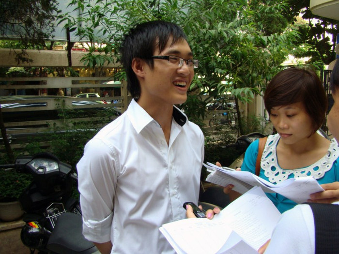 Mai Văn Minh, thủ khoa Trường ĐH Kinh tế Quốc dân - Khoa Ngân hàng Tài chính với điểm học tập 9.16/10. Cậu thủ khoa này từng đạt giải nhất Đại số Olympic sinh viên toàn quốc năm 2008 - 2009, 2009 - 2010. Mai Văn Minh chia sẻ bí quyết để trở thành thủ khoa: "Theo em cần phải tập trung nhiều thời gian để học tập thì mới có thể đạt được kết quả cao. Trên lớp biết lắng nghe những ví dục của thầy cô, chính những ví dụ đó là những kiến thức mở rộng và hứng thú. Đồng thời phương pháp học nhóm cũng đem lại cho em nhiều hứng thú và hiệu quả trong học tập". Mai Văn Minh, thủ khoa Trường ĐH Kinh tế Quốc dân - Khoa Ngân hàng Tài chính với điểm học tập 9.16/10. Cậu thủ khoa này từng đạt giải nhất Đại số Olympic sinh viên toàn quốc năm 2008 - 2009, 2009 - 2010. Mai Văn Minh chia sẻ bí quyết để trở thành thủ khoa: "Theo em cần phải tập trung nhiều thời gian để học tập thì mới có thể đạt được kết quả cao. Trên lớp biết lắng nghe những ví dục của thầy cô, chính những ví dụ đó là những kiến thức mở rộng và hứng thú. Đồng thời phương pháp học nhóm cũng đem lại cho em nhiều hứng thú và hiệu quả trong học tập".