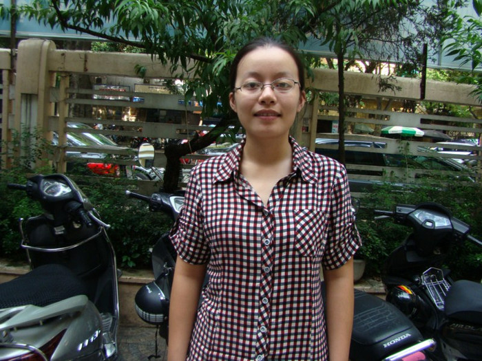 Phạm Thái Hà với số điểm 3.7/4.0 đã trở thành thủ khoa của Trường ĐH Công nghệ ĐH Quốc Gia Hà Nội. Mặc dù là con gái nhưng Thái Hà lại lựa chọn ngành Vật lí kĩ thuật - công nghệ Nano. Ngay từ bé Thái Hà đã rất yêu thích các môn Toán, Lí và quyết định thi vào khoa Vật lí kĩ thuật và công nghệ Nano. Đây là một ngành mới và không có nhiều công ty tuyển dụng ngành này. "Nếu đầu tư thời gian học tập phù hợp thì ngành này cũng sẽ có nhiều cơ hội rộng mở. Hiện nay em đang làm tại phòng thí nghiệm, và mong muốn trở thành giảng viên để tiếp tục công việc học tập nghiên cứu của mình", Thái Hà chia sẻ. Phạm Thái Hà với số điểm 3.7/4.0 đã trở thành thủ khoa của Trường ĐH Công nghệ ĐH Quốc Gia Hà Nội. Mặc dù là con gái nhưng Thái Hà lại lựa chọn ngành Vật lí kĩ thuật - công nghệ Nano. Ngay từ bé Thái Hà đã rất yêu thích các môn Toán, Lí và quyết định thi vào khoa Vật lí kĩ thuật và công nghệ Nano. Đây là một ngành mới và không có nhiều công ty tuyển dụng ngành này. "Nếu đầu tư thời gian học tập phù hợp thì ngành này cũng sẽ có nhiều cơ hội rộng mở. Hiện nay em đang làm tại phòng thí nghiệm, và mong muốn trở thành giảng viên để tiếp tục công việc học tập nghiên cứu của mình", Thái Hà chia sẻ.