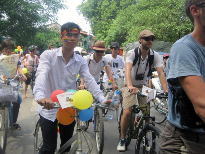 "Chúng tôi khác biệt về xu hướng tình dục nhưng chúng tôi vẫn là con người. Chúng tôi vẫn có quyền được sống bình đẳng" - đó là ước muốn cháy bỏng của nhiều bạn trẻ vốn đang là sinh viên các trường ĐH mang giới tính thứ 3. Các bạn trẻ vừa đi vừa hô to khẩu hiệu ủng hộ người đồng tính, tự tin là chính mình... >>NGẮM NỮ SINH ĐẸP NHƯ PHẠM BĂNG BĂNG >>CƯỜI VỠ BỤNG, TỨC NỔ MẮT VỚI SÁCH LẬU "Chúng tôi khác biệt về xu hướng tình dục nhưng chúng tôi vẫn là con người. Chúng tôi vẫn có quyền được sống bình đẳng" - đó là ước muốn cháy bỏng của nhiều bạn trẻ vốn đang là sinh viên các trường ĐH mang giới tính thứ 3. Các bạn trẻ vừa đi vừa hô to khẩu hiệu ủng hộ người đồng tính, tự tin là chính mình... >>NGẮM NỮ SINH ĐẸP NHƯ PHẠM BĂNG BĂNG >>CƯỜI VỠ BỤNG, TỨC NỔ MẮT VỚI SÁCH LẬU