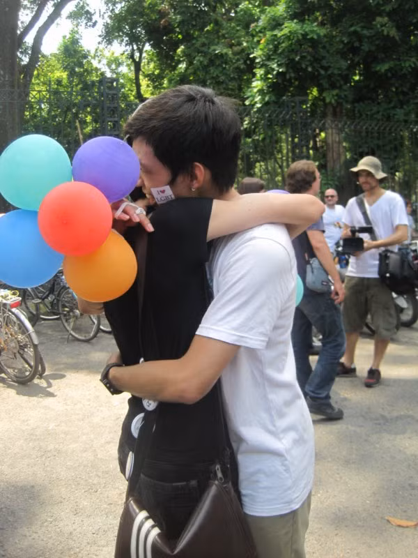 Thế Anh chia sẻ: "Cũng giống như người dị tính khác bọn mình cũng biết yêu và cũng biết giận hờn. Mình cũng đã từng yêu và chia tay. Giờ mình đang rất hạnh phúc với tình yêu mới, anh ấy hơn mình 3 tuổi". >>NGẮM NỮ SINH ĐẸP NHƯ PHẠM BĂNG BĂNG >>CƯỜI VỠ BỤNG, TỨC NỔ MẮT VỚI SÁCH LẬU