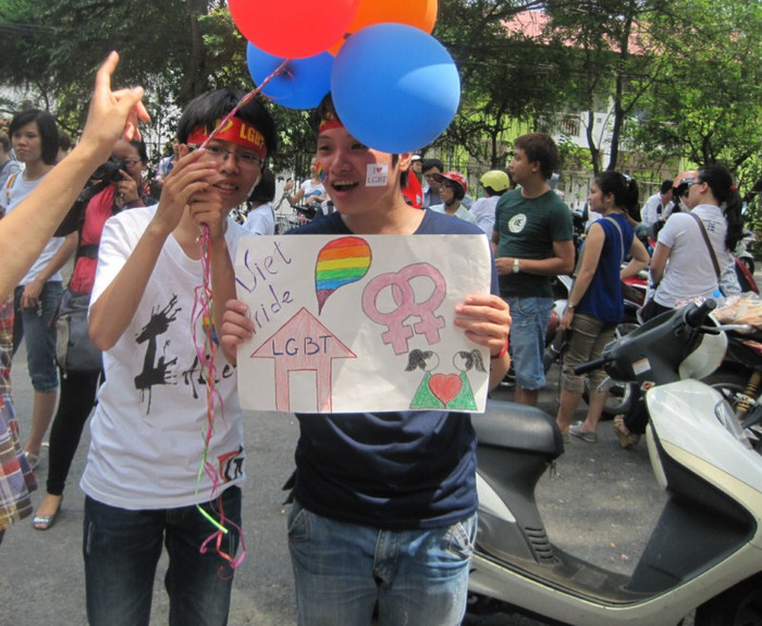 Một cặp đôi vốn là nữ nhưng lại không mang tâm hồn, tính cách của phụ nữ. Họ muốn được là bờ vai cho những người con gái yếu đuối khác. >>NGẮM NỮ SINH ĐẸP NHƯ PHẠM BĂNG BĂNG >>CƯỜI VỠ BỤNG, TỨC NỔ MẮT VỚI SÁCH LẬU Một cặp đôi vốn là nữ nhưng lại không mang tâm hồn, tính cách của phụ nữ. Họ muốn được là bờ vai cho những người con gái yếu đuối khác. >>NGẮM NỮ SINH ĐẸP NHƯ PHẠM BĂNG BĂNG >>CƯỜI VỠ BỤNG, TỨC NỔ MẮT VỚI SÁCH LẬU