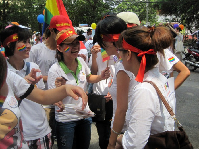 Hoạt động đạp xe ủng hộ người đồng tính là hoạt động chính trong chuỗi sự kiện của chương trình Viet Pride 2012. >>NGẮM NỮ SINH ĐẸP NHƯ PHẠM BĂNG BĂNG >>CƯỜI VỠ BỤNG, TỨC NỔ MẮT VỚI SÁCH LẬU Hoạt động đạp xe ủng hộ người đồng tính là hoạt động chính trong chuỗi sự kiện của chương trình Viet Pride 2012. >>NGẮM NỮ SINH ĐẸP NHƯ PHẠM BĂNG BĂNG >>CƯỜI VỠ BỤNG, TỨC NỔ MẮT VỚI SÁCH LẬU