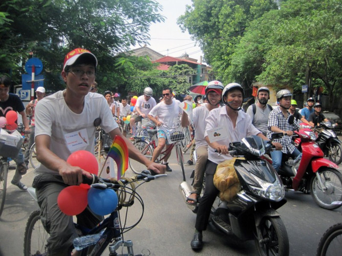 Sáng 5- 8, hàng trăm người gồm cả những người đồng tính và dị tính đã cùng nhau diễu hành bằng xe đạp vòng quanh Hà Nội để kêu gọi một xã hội không phân biệt giới tính. Trên đoạn hành trình, đoàn đã thu hút thêm được nhiều bạn trẻ tự nguyện tham gia. >>NGẮM NỮ SINH ĐẸP NHƯ PHẠM BĂNG BĂNG >>CƯỜI VỠ BỤNG, TỨC NỔ MẮT VỚI SÁCH LẬU Sáng 5- 8, hàng trăm người gồm cả những người đồng tính và dị tính đã cùng nhau diễu hành bằng xe đạp vòng quanh Hà Nội để kêu gọi một xã hội không phân biệt giới tính. Trên đoạn hành trình, đoàn đã thu hút thêm được nhiều bạn trẻ tự nguyện tham gia. >>NGẮM NỮ SINH ĐẸP NHƯ PHẠM BĂNG BĂNG >>CƯỜI VỠ BỤNG, TỨC NỔ MẮT VỚI SÁCH LẬU