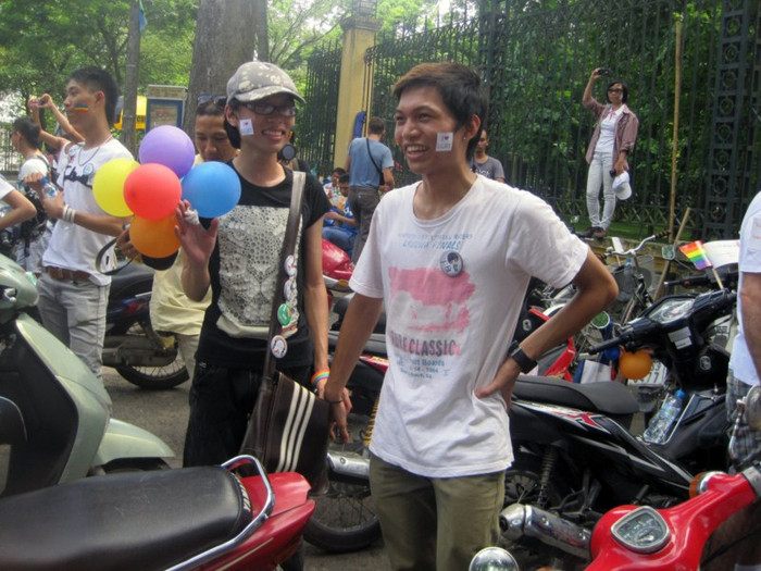 Những cái nắm tay không ngại ngần của đôi bạn đồng tính. >>CƯỜI VỠ BỤNG, TỨC NỔ MẮT VỚI SÁCH LẬU >>NGẮM NỮ SINH ĐẸP NHƯ PHẠM BĂNG BĂNG Những cái nắm tay không ngại ngần của đôi bạn đồng tính. >>CƯỜI VỠ BỤNG, TỨC NỔ MẮT VỚI SÁCH LẬU >>NGẮM NỮ SINH ĐẸP NHƯ PHẠM BĂNG BĂNG