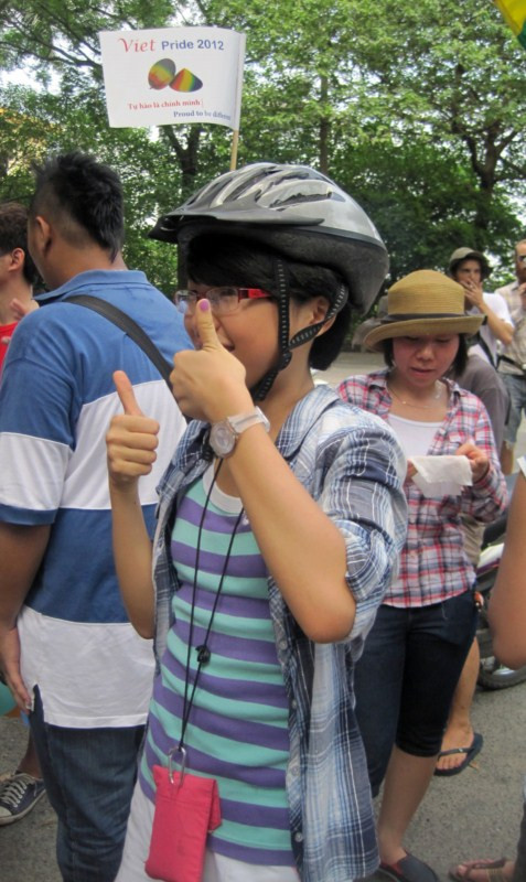 Dù giữa trưa nắng mệt mỏi xong các bạn trẻ đều rất hạnh phúc vui vẻ vì một ngày được công khai, sống thật là chính giới tính của mình. >>CƯỜI VỠ BỤNG, TỨC NỔ MẮT VỚI SÁCH LẬU >>NGẮM NỮ SINH ĐẸP NHƯ PHẠM BĂNG BĂNG Dù giữa trưa nắng mệt mỏi xong các bạn trẻ đều rất hạnh phúc vui vẻ vì một ngày được công khai, sống thật là chính giới tính của mình. >>CƯỜI VỠ BỤNG, TỨC NỔ MẮT VỚI SÁCH LẬU >>NGẮM NỮ SINH ĐẸP NHƯ PHẠM BĂNG BĂNG