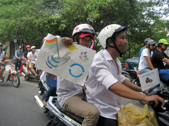 Với thông điệp được sống thật là chính mình, đây thực sự là ngày hội của những người đồng tính. Một thành viên của cuộc diễu hành cũng là người đồng tính đã nói: "Một không khí cực kì hạnh phúc khi được sống là chính mình, vượt qua khỏi rào cản bởi sự kì thị và chối bỏ của xã hội". >>NGẮM NỮ SINH ĐẸP NHƯ PHẠM BĂNG BĂNG >>CƯỜI VỠ BỤNG, TỨC NỔ MẮT VỚI SÁCH LẬU Với thông điệp được sống thật là chính mình, đây thực sự là ngày hội của những người đồng tính. Một thành viên của cuộc diễu hành cũng là người đồng tính đã nói: "Một không khí cực kì hạnh phúc khi được sống là chính mình, vượt qua khỏi rào cản bởi sự kì thị và chối bỏ của xã hội". >>NGẮM NỮ SINH ĐẸP NHƯ PHẠM BĂNG BĂNG >>CƯỜI VỠ BỤNG, TỨC NỔ MẮT VỚI SÁCH LẬU