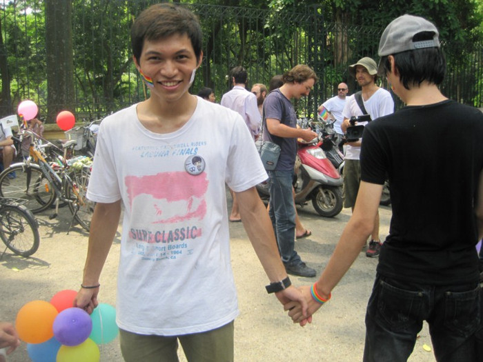 Hà Thế Anh đang là sinh viên trường ĐH Kiến Trúc đã từng một thời vật vã trong đau khổ, trong cay nghiệt vì biết mình yêu đàn ông. Nhưng rồi chính những người bạn trẻ cùng hoàn cảnh đã giúp Thế Anh tìm lại được nghị lực và sống thật với tình cảm của mình. >>CƯỜI VỠ BỤNG, TỨC NỔ MẮT VỚI SÁCH LẬU >>NGẮM NỮ SINH ĐẸP NHƯ PHẠM BĂNG BĂNG Hà Thế Anh đang là sinh viên trường ĐH Kiến Trúc đã từng một thời vật vã trong đau khổ, trong cay nghiệt vì biết mình yêu đàn ông. Nhưng rồi chính những người bạn trẻ cùng hoàn cảnh đã giúp Thế Anh tìm lại được nghị lực và sống thật với tình cảm của mình. >>CƯỜI VỠ BỤNG, TỨC NỔ MẮT VỚI SÁCH LẬU >>NGẮM NỮ SINH ĐẸP NHƯ PHẠM BĂNG BĂNG