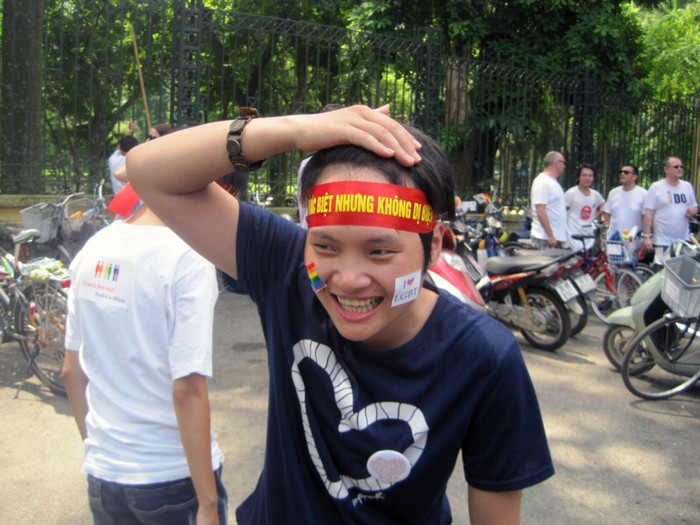 Thông điệp mà cô gái đồng tính này mang đến là: "Chúng tôi khác biệt nhưng không dị biệt". >>NGẮM NỮ SINH ĐẸP NHƯ PHẠM BĂNG BĂNG >>CƯỜI VỠ BỤNG, TỨC NỔ MẮT VỚI SÁCH LẬU Thông điệp mà cô gái đồng tính này mang đến là: "Chúng tôi khác biệt nhưng không dị biệt". >>NGẮM NỮ SINH ĐẸP NHƯ PHẠM BĂNG BĂNG >>CƯỜI VỠ BỤNG, TỨC NỔ MẮT VỚI SÁCH LẬU