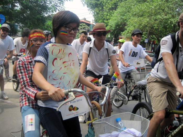 Rất nhiều bạn đang là sinh viên phải sống khép mình, không được sống thật với cảm xúc, con người thật của mình vì sợ những ánh mắt ghẻ lạnh, những lời chê bai của bạn bè. Đó là điều bất hạnh lớn nhất của những người đồng tính. >>CƯỜI VỠ BỤNG, TỨC NỔ MẮT VỚI SÁCH LẬU >>NGẮM NỮ SINH ĐẸP NHƯ PHẠM BĂNG BĂNG Rất nhiều bạn đang là sinh viên phải sống khép mình, không được sống thật với cảm xúc, con người thật của mình vì sợ những ánh mắt ghẻ lạnh, những lời chê bai của bạn bè. Đó là điều bất hạnh lớn nhất của những người đồng tính. >>CƯỜI VỠ BỤNG, TỨC NỔ MẮT VỚI SÁCH LẬU >>NGẮM NỮ SINH ĐẸP NHƯ PHẠM BĂNG BĂNG