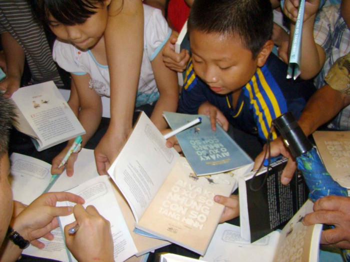 Hàng trăm khán giả vây quanh GS Châu mong xin được chữ ký "vàng" của GS để lấy "lộc" >>BẤM ĐÂY XEM CẬP NHẬT ĐIỂM THI ĐẠI HỌC, CAO ĐẲNG NHANH NHẤT 2012 Hàng trăm khán giả vây quanh GS Châu mong xin được chữ ký "vàng" của GS để lấy "lộc" >>BẤM ĐÂY XEM CẬP NHẬT ĐIỂM THI ĐẠI HỌC, CAO ĐẲNG NHANH NHẤT 2012