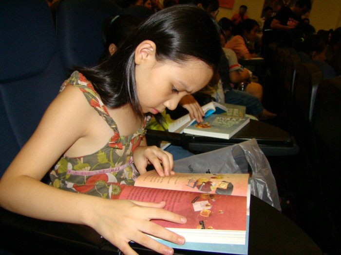 Đây là cuốn tiểu thuyết được rất nhiều học sinh, sinh viên yêu thích đã thể hiện được những mốc vàng son của nền văn minh toán học dưới hình thức kể truyện văn học, pha trộn giữa tính kì ảo, khoa học và triết lí. Bên cạnh đó có những tranh vẽ minh họa sinh động bắt mắt khiến các em nhỏ vô cùng thích thú. >>BẤM ĐÂY XEM CẬP NHẬT ĐIỂM THI ĐẠI HỌC, CAO ĐẲNG NHANH NHẤT 2012 Đây là cuốn tiểu thuyết được rất nhiều học sinh, sinh viên yêu thích đã thể hiện được những mốc vàng son của nền văn minh toán học dưới hình thức kể truyện văn học, pha trộn giữa tính kì ảo, khoa học và triết lí. Bên cạnh đó có những tranh vẽ minh họa sinh động bắt mắt khiến các em nhỏ vô cùng thích thú. >>BẤM ĐÂY XEM CẬP NHẬT ĐIỂM THI ĐẠI HỌC, CAO ĐẲNG NHANH NHẤT 2012