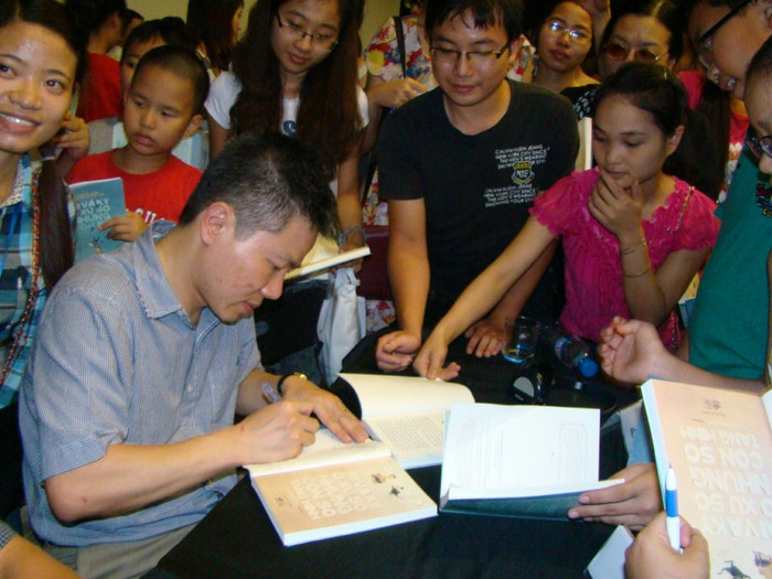 Khi xuất bản cuốn sách, hai tác giả mong muốn sẽ khơi dậy tình yêu toán học cho các bạn nhỏ và cả những người lớn tuổi. >>BẤM ĐÂY XEM CẬP NHẬT ĐIỂM THI ĐẠI HỌC, CAO ĐẲNG NHANH NHẤT 2012 Khi xuất bản cuốn sách, hai tác giả mong muốn sẽ khơi dậy tình yêu toán học cho các bạn nhỏ và cả những người lớn tuổi. >>BẤM ĐÂY XEM CẬP NHẬT ĐIỂM THI ĐẠI HỌC, CAO ĐẲNG NHANH NHẤT 2012