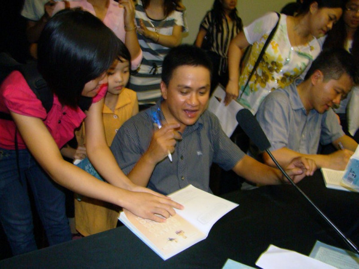 Đồng tác giả Nguyễn Phương Văn cũng hăng hái ký tặng các độc giả >>BẤM ĐÂY XEM CẬP NHẬT ĐIỂM THI ĐẠI HỌC, CAO ĐẲNG NHANH NHẤT 2012 Đồng tác giả Nguyễn Phương Văn cũng hăng hái ký tặng các độc giả >>BẤM ĐÂY XEM CẬP NHẬT ĐIỂM THI ĐẠI HỌC, CAO ĐẲNG NHANH NHẤT 2012