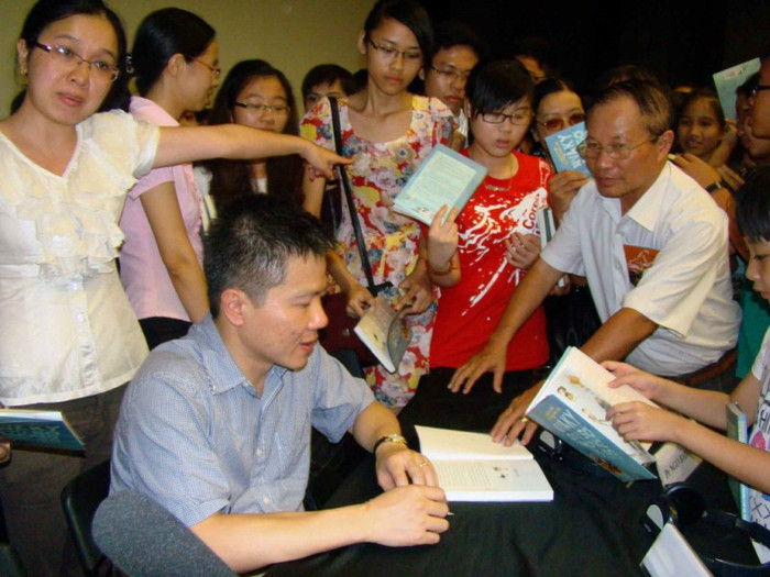 GS Châu mỏi tay "cho chữ" >>BẤM ĐÂY XEM CẬP NHẬT ĐIỂM THI ĐẠI HỌC, CAO ĐẲNG NHANH NHẤT 2012 GS Châu mỏi tay "cho chữ" >>BẤM ĐÂY XEM CẬP NHẬT ĐIỂM THI ĐẠI HỌC, CAO ĐẲNG NHANH NHẤT 2012