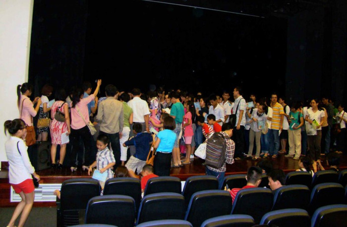 Độc giả xếp hàng dài chờ đến lượt mình được nhận chữ kí GS Ngô Bảo Châu, người đã vinh danh nền toán học Việt Nam. >>BẤM ĐÂY XEM CẬP NHẬT ĐIỂM THI ĐẠI HỌC, CAO ĐẲNG NHANH NHẤT 2012 Độc giả xếp hàng dài chờ đến lượt mình được nhận chữ kí GS Ngô Bảo Châu, người đã vinh danh nền toán học Việt Nam. >>BẤM ĐÂY XEM CẬP NHẬT ĐIỂM THI ĐẠI HỌC, CAO ĐẲNG NHANH NHẤT 2012