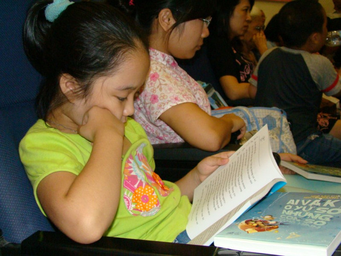 Nhiều học sinh đến dự buổi tọa đàm rất chăm chú đọc cuốn "tiểu thuyết kiếm hiệp" của GS Châu và Nguyễn Phương Văn >>BẤM ĐÂY XEM CẬP NHẬT ĐIỂM THI ĐẠI HỌC, CAO ĐẲNG NHANH NHẤT 2012 Nhiều học sinh đến dự buổi tọa đàm rất chăm chú đọc cuốn "tiểu thuyết kiếm hiệp" của GS Châu và Nguyễn Phương Văn >>BẤM ĐÂY XEM CẬP NHẬT ĐIỂM THI ĐẠI HỌC, CAO ĐẲNG NHANH NHẤT 2012