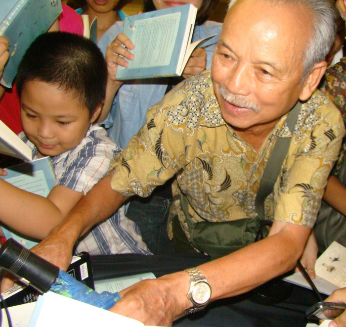 Một độc giả lớn tuổi yêu thích cuốn "kiếm hiệp toán học" này cũng muốn lấy được chữ ký để kỉ niệm, răn dạy các cháu. >>BẤM ĐÂY XEM CẬP NHẬT ĐIỂM THI ĐẠI HỌC, CAO ĐẲNG NHANH NHẤT 2012 Một độc giả lớn tuổi yêu thích cuốn "kiếm hiệp toán học" này cũng muốn lấy được chữ ký để kỉ niệm, răn dạy các cháu. >>BẤM ĐÂY XEM CẬP NHẬT ĐIỂM THI ĐẠI HỌC, CAO ĐẲNG NHANH NHẤT 2012