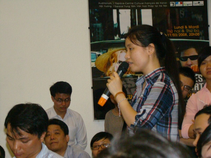 Tại buổi tọa đàm có rất nhiều bạn trẻ, phụ huynh tham gia. Trong đó có cả những người khiếm thị rất mê cuốn sách của GS Châu nhưng lại không thể đọc được sách. Nhiều khán giả mong muốn cuốn sách được chuyển sang dạng audio để các bạn khiếm thị có thể tiếp cận được tác phẩm này. >>BẤM ĐÂY XEM CẬP NHẬT ĐIỂM THI ĐẠI HỌC, CAO ĐẲNG NHANH NHẤT 2012 Tại buổi tọa đàm có rất nhiều bạn trẻ, phụ huynh tham gia. Trong đó có cả những người khiếm thị rất mê cuốn sách của GS Châu nhưng lại không thể đọc được sách. Nhiều khán giả mong muốn cuốn sách được chuyển sang dạng audio để các bạn khiếm thị có thể tiếp cận được tác phẩm này. >>BẤM ĐÂY XEM CẬP NHẬT ĐIỂM THI ĐẠI HỌC, CAO ĐẲNG NHANH NHẤT 2012