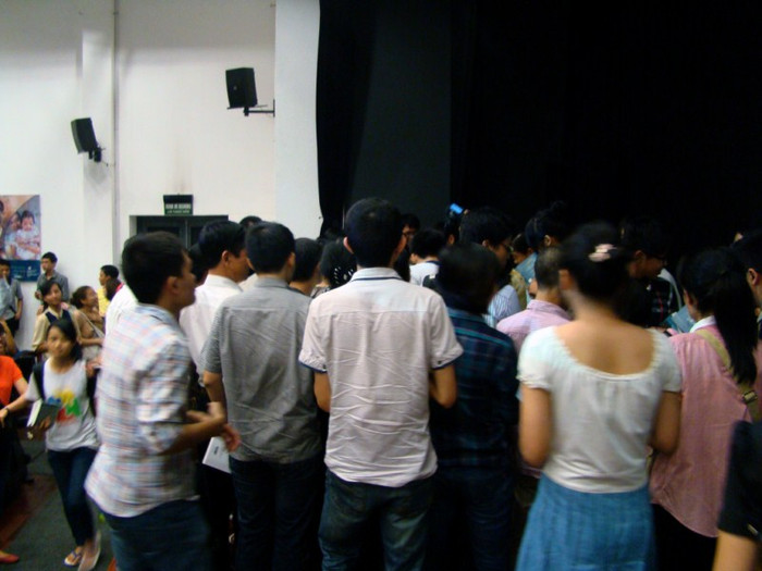 Sau khi kết thúc buổi tọa đàm, hàng loạt độc giả đã xúm lại xin chữ ký của hai tác giả Phương Văn và GS Ngô Bảo Châu. >>BẤM ĐÂY XEM CẬP NHẬT ĐIỂM THI ĐẠI HỌC, CAO ĐẲNG NHANH NHẤT 2012 Sau khi kết thúc buổi tọa đàm, hàng loạt độc giả đã xúm lại xin chữ ký của hai tác giả Phương Văn và GS Ngô Bảo Châu. >>BẤM ĐÂY XEM CẬP NHẬT ĐIỂM THI ĐẠI HỌC, CAO ĐẲNG NHANH NHẤT 2012