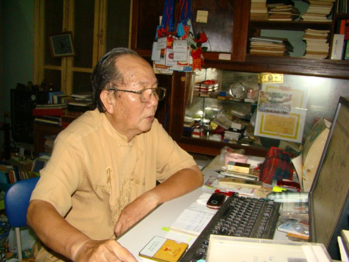 "Nhà rùa học" Hà Đình Đức quá sốc khi nhìn các bạn trẻ trèo đầu cụ rùa "Nhà rùa học" Hà Đình Đức quá sốc khi nhìn các bạn trẻ trèo đầu cụ rùa