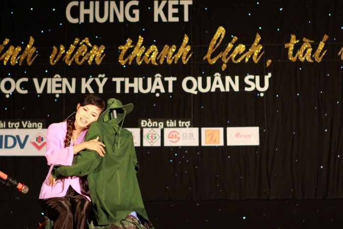 20 thí sinh xuất sắc nhất đã hội tụ trong đêm chung kết và cống hiến cho khán giả những màn trình diễn ấn tượng. Chùm ảnh: Du ca đường phố, quyên góp tiền ủng hộ học sinh nghèo Chùm ảnh: Những nữ sinh mặc quân phục cảnh sát siêu kute (P1) Vóc dáng yêu kiều của hotgirl Học viện Hàng không