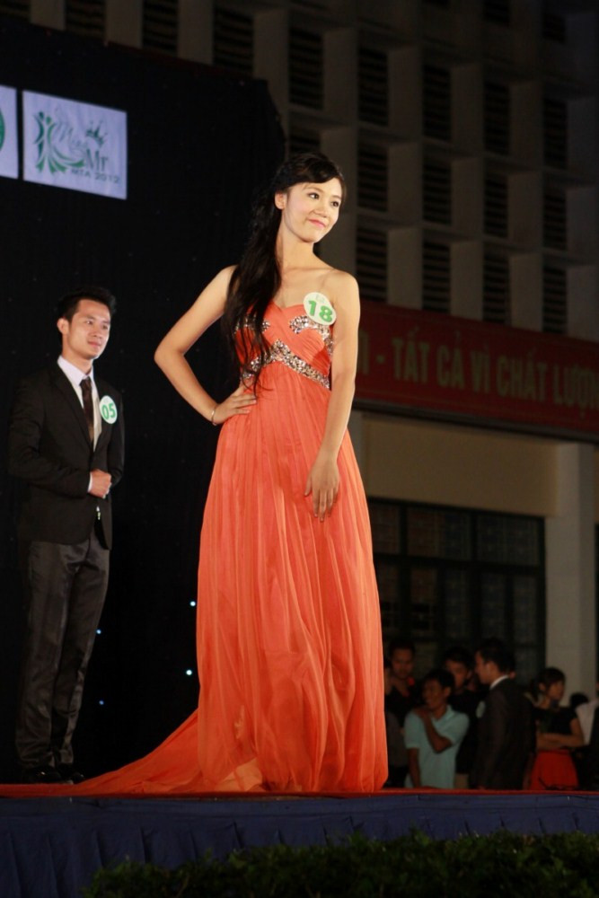 Chùm ảnh: Du ca đường phố, quyên góp tiền ủng hộ học sinh nghèo Chùm ảnh: Những nữ sinh mặc quân phục cảnh sát siêu kute (P1) Vóc dáng yêu kiều của hotgirl Học viện Hàng không