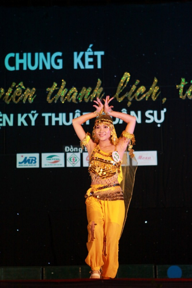 Những tiết mục múa Ấn Độ khiến khán phòng trở nên nóng bỏng, cuồng nhiệt. Chùm ảnh: Du ca đường phố, quyên góp tiền ủng hộ học sinh nghèo Chùm ảnh: Những nữ sinh mặc quân phục cảnh sát siêu kute (P1) Vóc dáng yêu kiều của hotgirl Học viện Hàng không