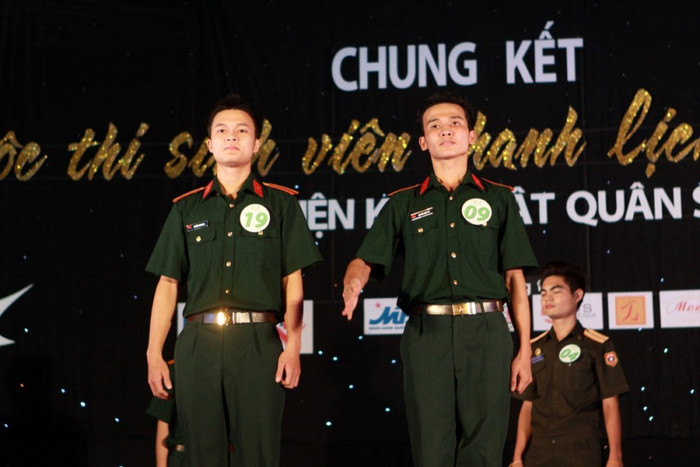 Chùm ảnh: Du ca đường phố, quyên góp tiền ủng hộ học sinh nghèo Chùm ảnh: Những nữ sinh mặc quân phục cảnh sát siêu kute (P1) Vóc dáng yêu kiều của hotgirl Học viện Hàng không