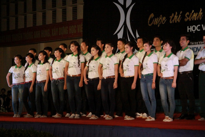 Cuộc thi Sinh viên thanh lịch tài năng lần đầu tiên được tổ chức tại HV Kĩ thuật Quân sự dành cho cả nam và nữ sinh của trường. Chùm ảnh: Du ca đường phố, quyên góp tiền ủng hộ học sinh nghèo Chùm ảnh: Những nữ sinh mặc quân phục cảnh sát siêu kute (P1) Vóc dáng yêu kiều của hotgirl Học viện Hàng không