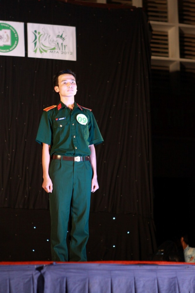 Phần thi trang phục truyền thống của trường được cho vào phần thi bắt buộc đối với các thí sinh. Chùm ảnh: Du ca đường phố, quyên góp tiền ủng hộ học sinh nghèo Chùm ảnh: Những nữ sinh mặc quân phục cảnh sát siêu kute (P1) Vóc dáng yêu kiều của hotgirl Học viện Hàng không