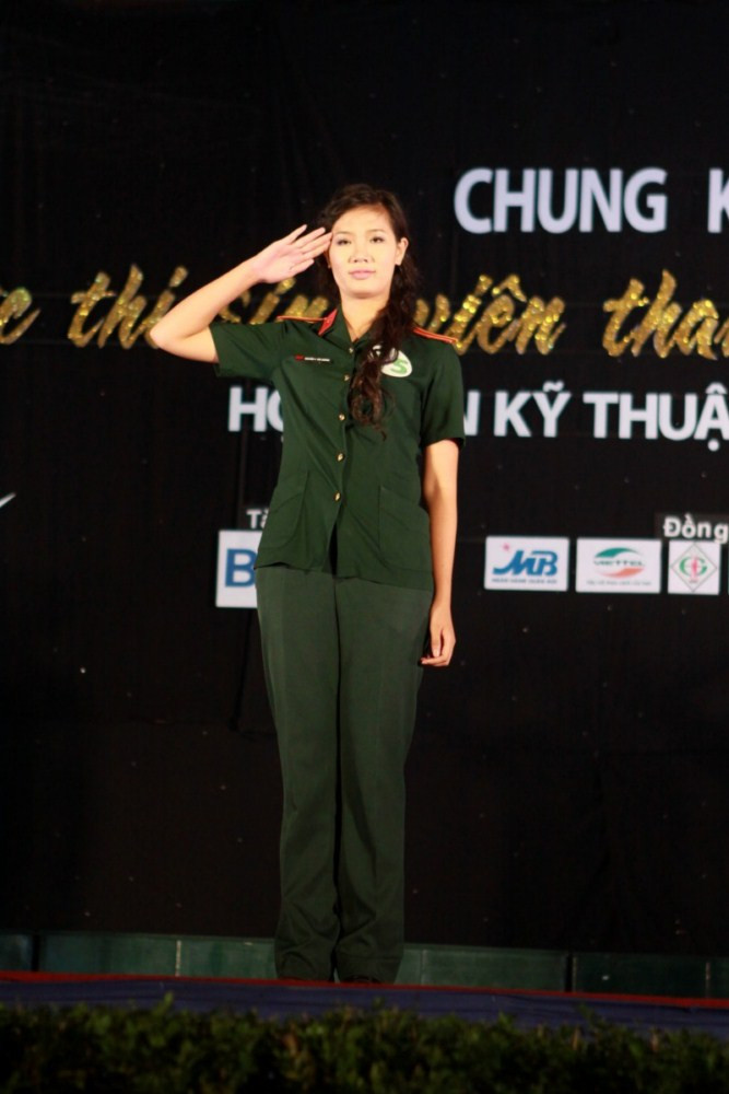 Trong bộ quân phục, các chiến sĩ thể hiện đậm chất người lính mạnh mẽ, khỏe khoắn. Chùm ảnh: Du ca đường phố, quyên góp tiền ủng hộ học sinh nghèo Chùm ảnh: Những nữ sinh mặc quân phục cảnh sát siêu kute (P1) Vóc dáng yêu kiều của hotgirl Học viện Hàng không