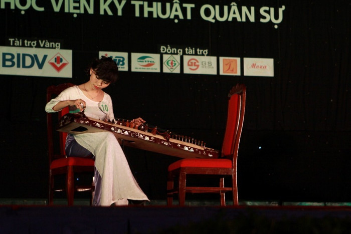 Tiết mục đàn tam thập lục đã chứng tỏ các cô gái HV Kĩ thuật Quân sự không chỉ giỏi quân sự mà còn rất tài năng và đầy duyên dáng. Chùm ảnh: Du ca đường phố, quyên góp tiền ủng hộ học sinh nghèo Chùm ảnh: Những nữ sinh mặc quân phục cảnh sát siêu kute (P1) Vóc dáng yêu kiều của hotgirl Học viện Hàng không