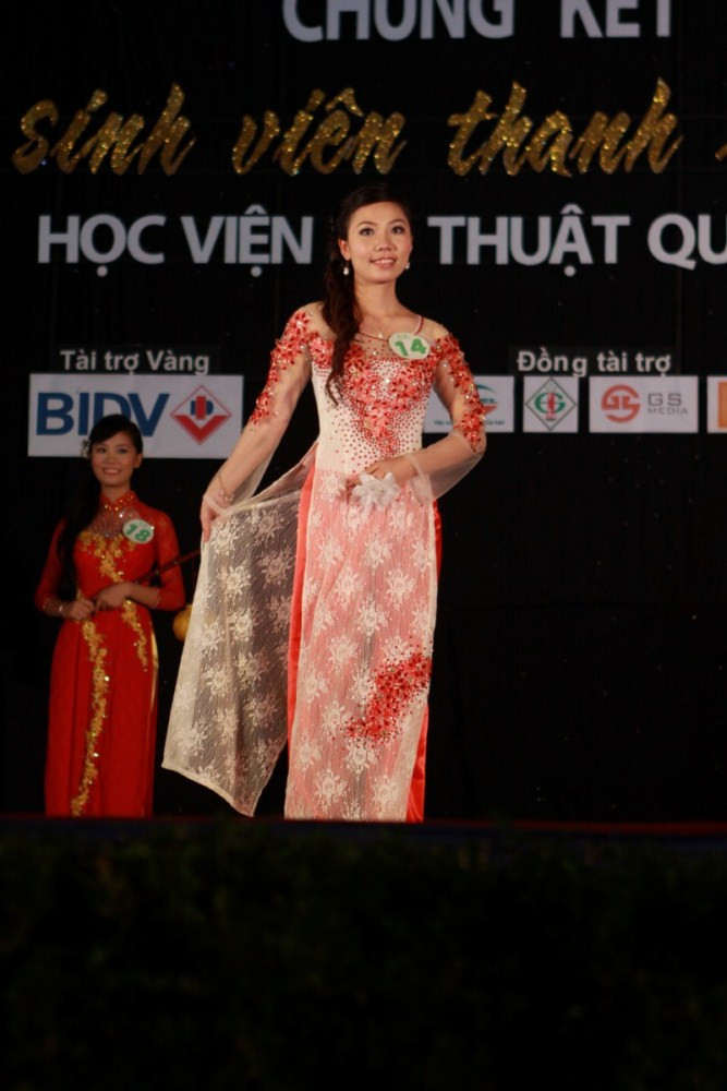 Nữ sinh HV Kĩ thuật còn vô cùng duyên dáng trong tà áo dài. Chùm ảnh: Du ca đường phố, quyên góp tiền ủng hộ học sinh nghèo Chùm ảnh: Những nữ sinh mặc quân phục cảnh sát siêu kute (P1) Vóc dáng yêu kiều của hotgirl Học viện Hàng không