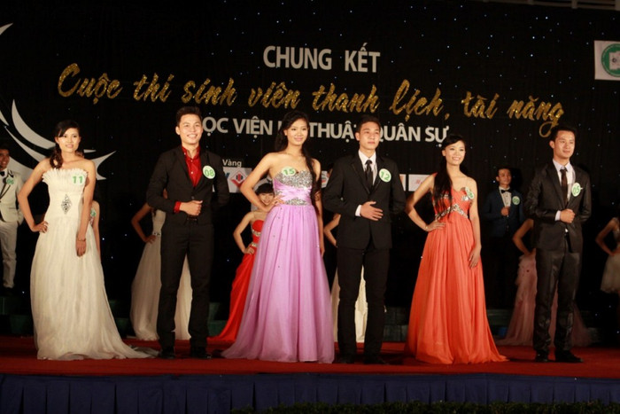 Chùm ảnh: Du ca đường phố, quyên góp tiền ủng hộ học sinh nghèo Chùm ảnh: Những nữ sinh mặc quân phục cảnh sát siêu kute (P1) Vóc dáng yêu kiều của hotgirl Học viện Hàng không